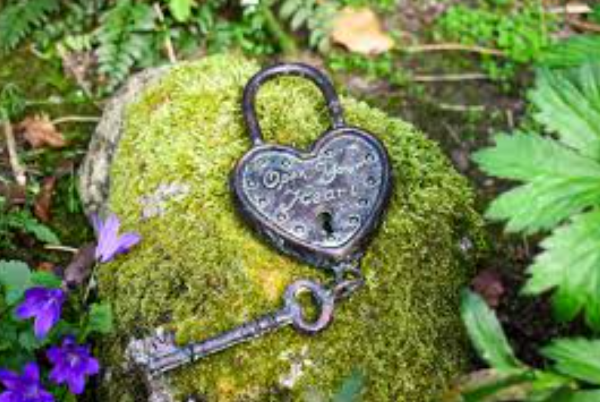 Hiasan Gembok atau Kunci di Batu